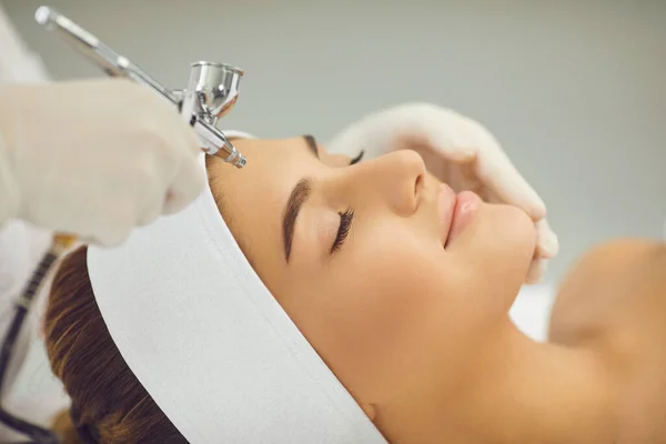 Donne sorridenti viso ottenere ossigeno terapia o jet peeling da cosmetologo — Foto Stock