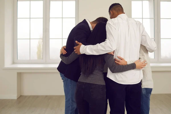 在企业团队建设会议或集体治疗会议中拥抱对方的人 — 图库照片