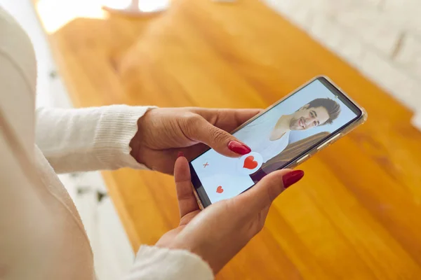 Única mulher segurando móvel e dando como aos homens imagem de perfil no namoro aplicativo — Fotografia de Stock
