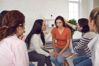 Destek grubundaki kadınlar, duygusal taciz ve şiddete maruz kalan depresyonlu kadınlara yardım ediyorlar.