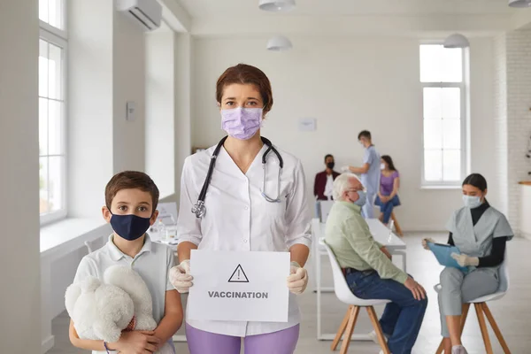 Bambino e medico in maschere facciali che chiedono alle persone di prendersi cura della loro salute e vaccinarsi — Foto Stock