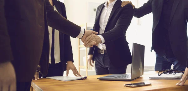 Primo piano degli uomini d'affari che si stringono la mano in ufficio per confermare la loro partnership. — Foto Stock