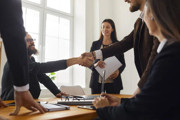 Gli uomini d'affari fanno un accordo e si stringono la mano dopo una riunione di negoziazione in ufficio. — Foto Stock