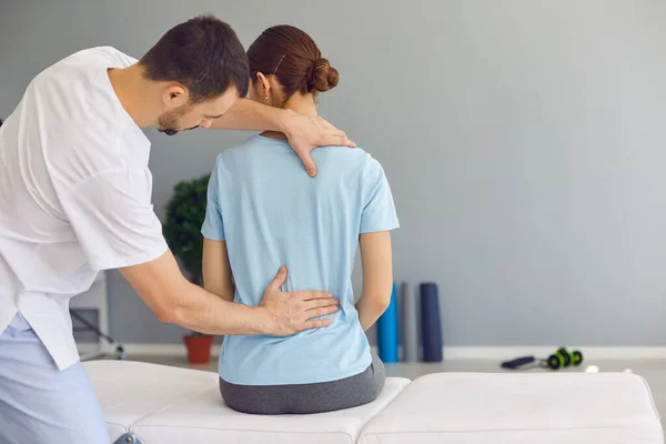 Osteópata profesional que fija los músculos de la espalda de las pacientes durante la rehabilitación theapy —  Fotos de Stock