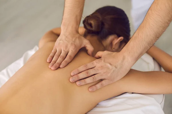 Tratamento de massagem nas costas na clínica médica do profissional médico massagista — Fotografia de Stock