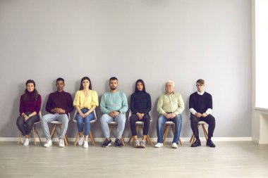 Bir grup insan doktorla görüşmek ya da iş görüşmesi yapmak için sıralarını bekliyorlar.