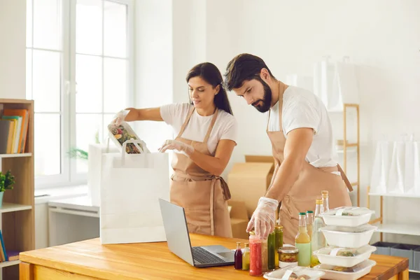 Servicio de entrega de alimentos saludables, concepto de ración diaria — Foto de Stock