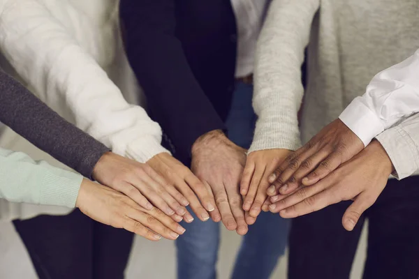 Група людей, що об'єднують руки як символ командного духу, єдності та взаємної підтримки — стокове фото