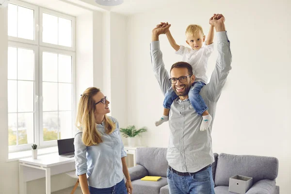 Glückliche Mama, Papa und ihr kleiner Sohn verbringen Zeit miteinander und haben Spaß zu Hause — Stockfoto