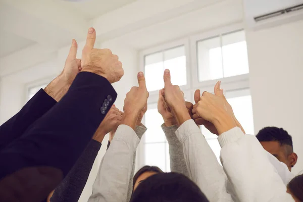 Sucesso, polegares para cima gesto, conceito de trabalho em equipe — Fotografia de Stock