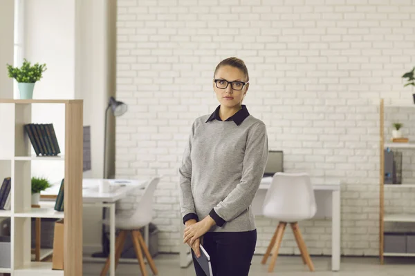 Retrato de mujer de negocios con estilo de confianza en gafas de pie con cuaderno en las manos. — Foto de Stock