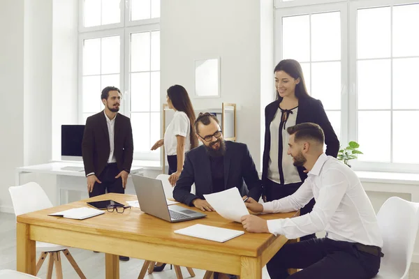 Giovani che comunicano, sviluppano idee di startup, lavorano a progetti in spazi di lavoro creativi — Foto Stock