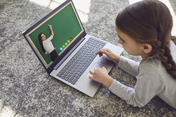 Навчання дітей онлайн. Дитина проводить урок лекцію вдома використовує відеочат для ноутбуків з вчителем дистанційно . — стокове фото