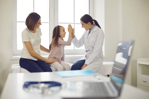 Petite fille high-fiving leur médecin de famille amical lors de la visite à l'hôpital — Photo