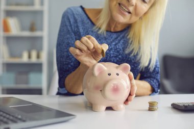 Mutlu kıdemli kadın para biriktiriyor, mali durumunu yönetiyor ve bütçesini planlıyor.