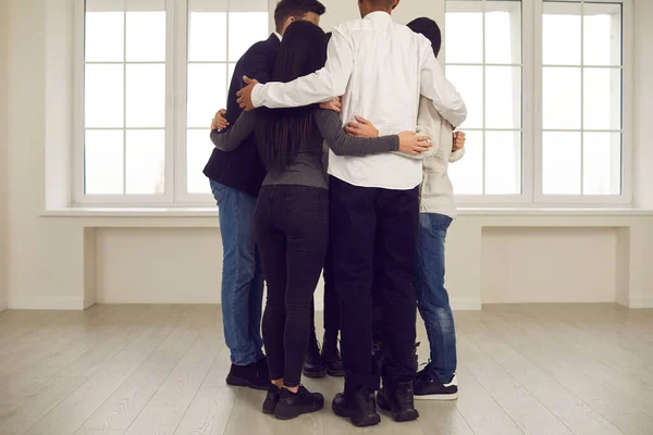 젊은 사람들이 직장에서나 모임에서 서로를 포옹하고 있습니다. — 스톡 사진