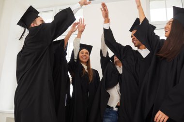 Mezun olanlar el kaldırsın. Eğitimi tamamlamak için üst üste istiflediler..