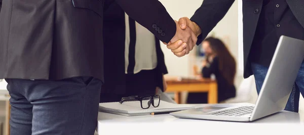 Nahaufnahme von Geschäftspartnern, die Geschäfte machen und Hände schütteln, um die Zusammenarbeit zu bestätigen — Stockfoto