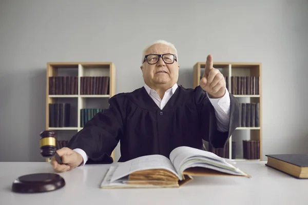 Strikte rechter slaat geluidsblok met hamer en uitspraak vonnis in rechtszitting — Stockfoto