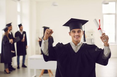 Sınıf arkadaşlarının geçmişine karşı elinde bir diplomayla mezun olmuş..