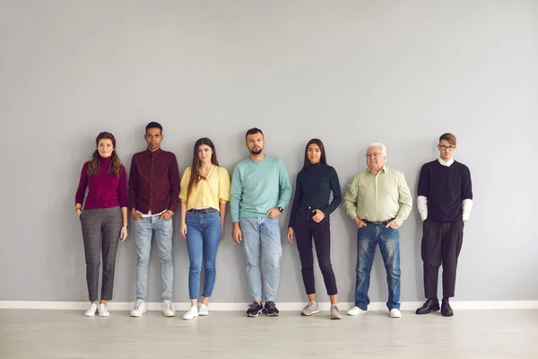 Een team van startups bestaande uit mensen van verschillende leeftijden en nationaliteiten staat op rij. — Stockfoto