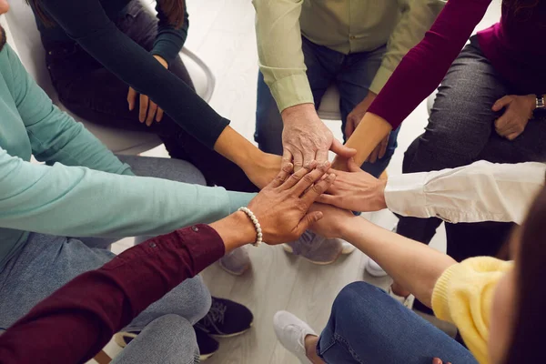 Persone multirazziali che mettono le mani insieme nella riunione di gruppo o nella sessione di terapia di gruppo — Foto Stock