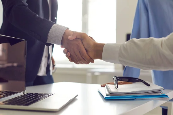 Geschäftsmann schüttelt seinem Kunden die Hand und bestätigt seine geschäftliche Zusammenarbeit — Stockfoto