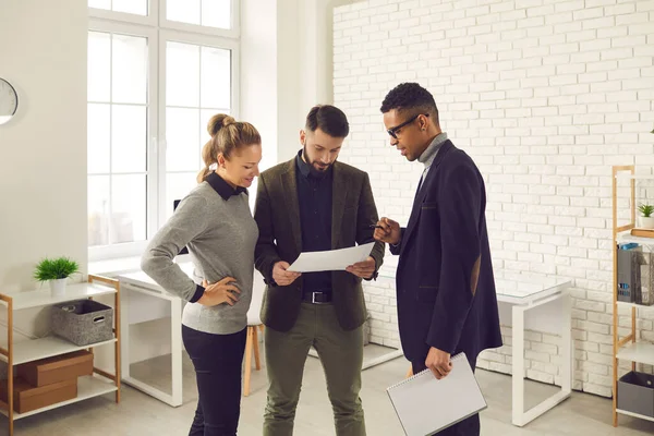 Företagsanställda träffas på kontoret och studerar finansstatistik tillsammans — Stockfoto