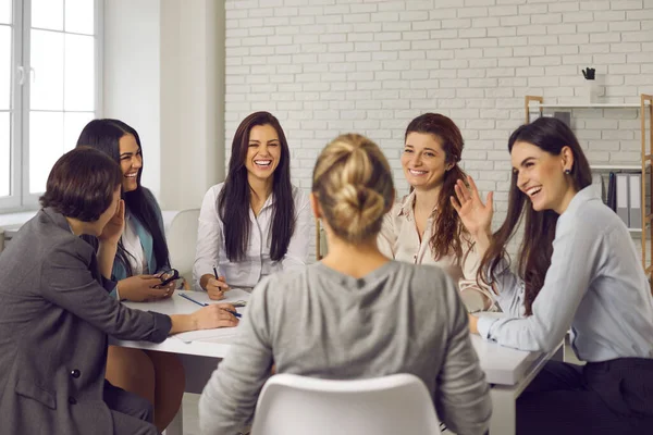 Team of happy young business women meeting in office, discussing ideas and having fun — Stock Photo, Image
