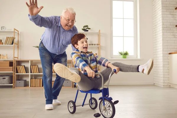 Buon nonno e nipote che giocano insieme e si divertono nel fine settimana a casa — Foto Stock