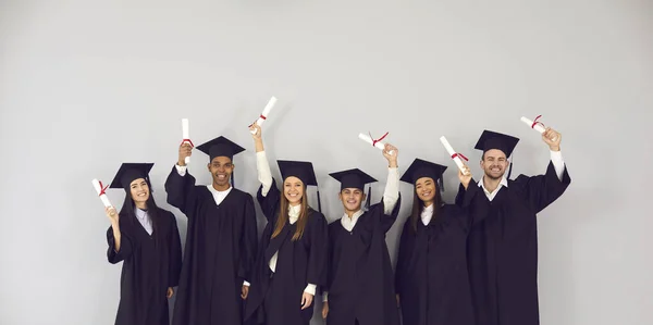 Boldog többnemzetiségű főiskolai vagy egyetemi végzettséggel rendelkezők csoportja, akik a diplomájukat tartják — Stock Fotó