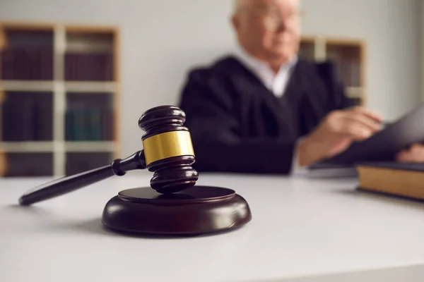 Close-up van houten hamer geplaatst op geluidsblok op de tafel van de rechter tijdens de zitting — Stockfoto