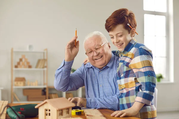 Buon nonno e nipote si divertono mentre lavorano insieme in falegnameria — Foto Stock