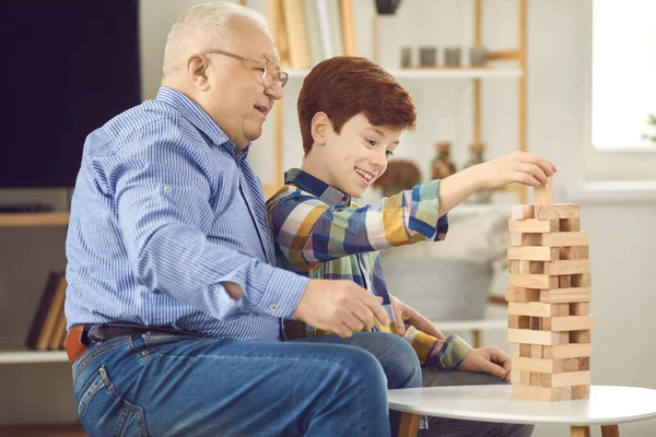 Buon nonno e nipote giocare divertente gioco da tavolo e godersi il tempo insieme — Foto Stock