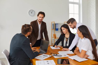 İş konularını tartışmak ve çözüm bulmak için ofis çalışma alanında başlangıç ekibi toplantısı