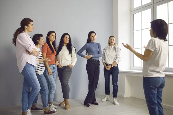 Grupp av unga kvinnor som träffar erfaren livscoach och lyssnar på hennes råd — Stockfoto