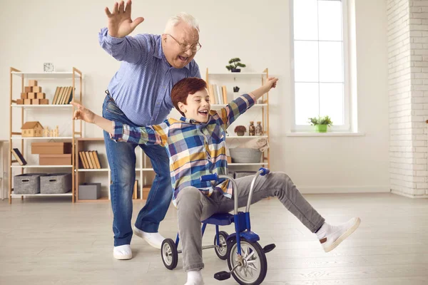 Felice energico nonno e nipote giocare giochi infantili e divertirsi a casa — Foto Stock