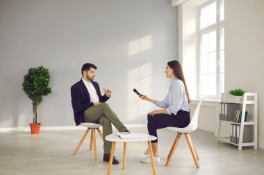 Başarılı iş adamı, ünlü ya da politikacı TV ya da gazete muhabirine röportaj veriyor