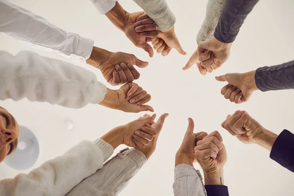Grupo de pessoas mostrando thumbs-up, celebrando o sucesso ou aprovação de boa ideia — Fotografia de Stock