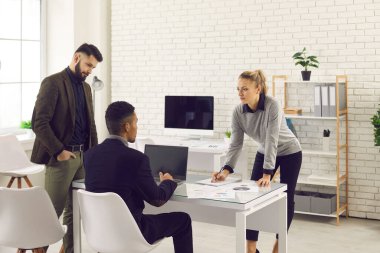 Çok kültürlü iş adamları, beyin fırtınası, ofis içi iletişim.