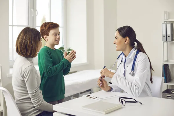 Пациентка-счастливчик объясняет кое-что во время осмотра женщине-педиатру — стоковое фото