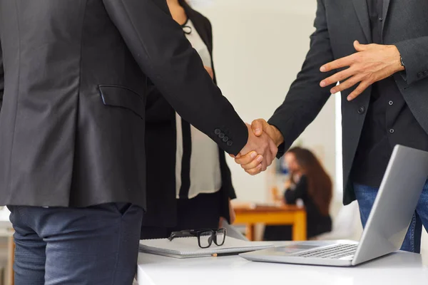 Primo piano delle persone che si stringono la mano dopo aver negoziato e firmato con successo il contratto aziendale — Foto Stock