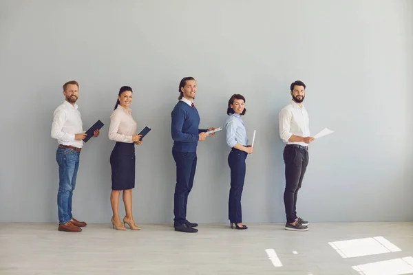 Gruppo di giovani imprenditori fiduciosi in attesa di un colloquio per un nuovo lavoro. — Foto Stock