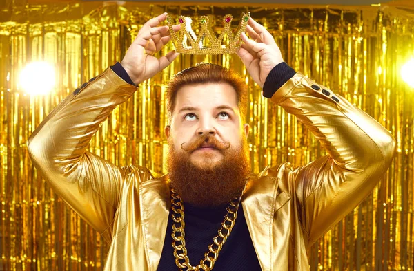 राजे मुकुट ठेवणे सोने साखळी आणि चमकदार सोनेरी जाकीट परिधान मजेदार श्रीमंत माणूस — स्टॉक फोटो, इमेज