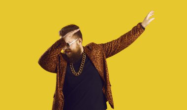 Mutlu adam eğleniyor ve dans ediyor hapşırıyor. Renkli arka planda izole hareket ediyor.