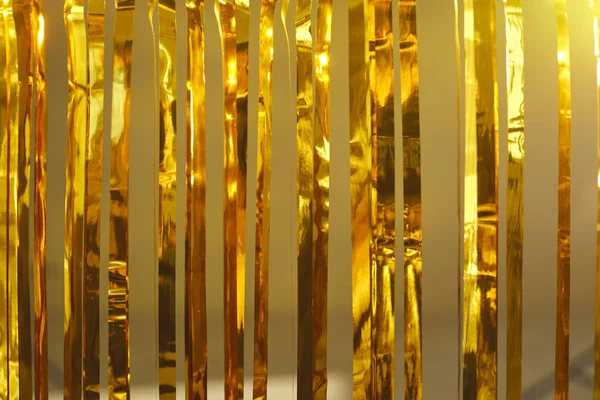 Святковий фон з крупним планом золотими фіранками бахромою на вечірній фотокабіні — стокове фото