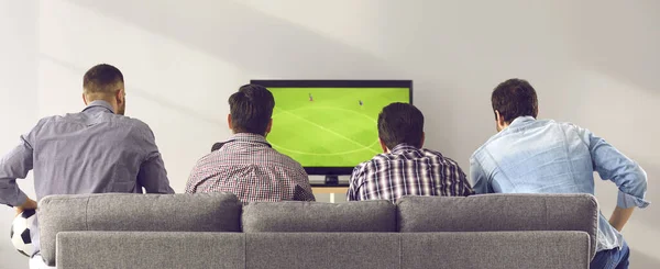 4人の男性の友人座っている後方ソファに自宅でと見てサッカー試合ゲームでテレビ — ストック写真