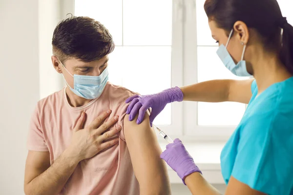 Вакцинація 19-ніст під час пандемії — стокове фото