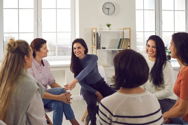 在团体治疗或企业会议中支持妇女的微笑教练、治疗师或团队经理 — 图库照片