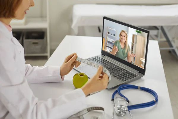 Mosolygó nő beteg kérdéseket tesz fel a fogyás női orvos táplálkozáskutató az online chat — Stock Fotó